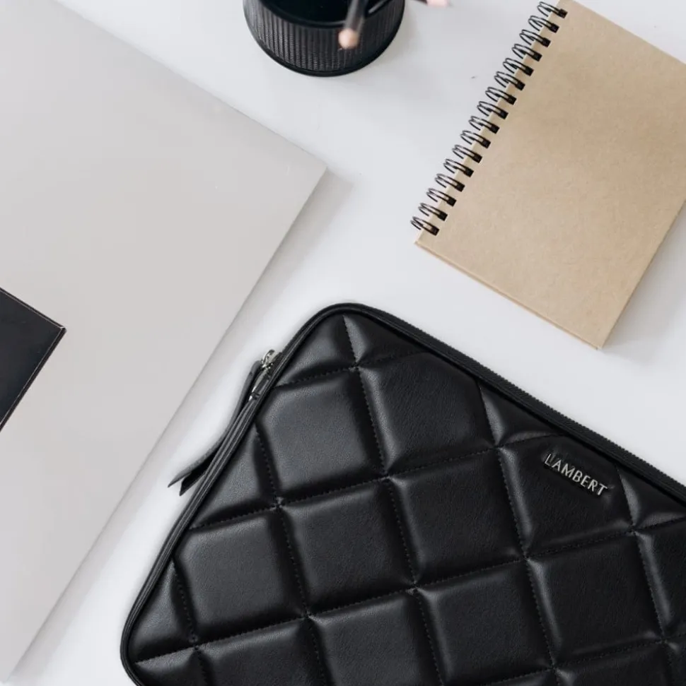 La Jasmyn - Pochette d’ordinateur matelassée en cuir vegan noire (16 pouces)